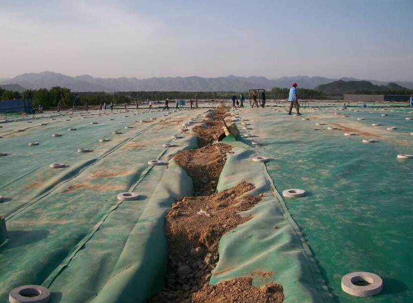 垃圾填埋場土工膜施工設(shè)置豎向抽氣井的方式